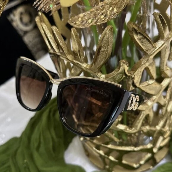 Trendy Black Women’s Oversized Sunglasses with Gradient Lenses and Gold Bridge - Picture 5 of 6